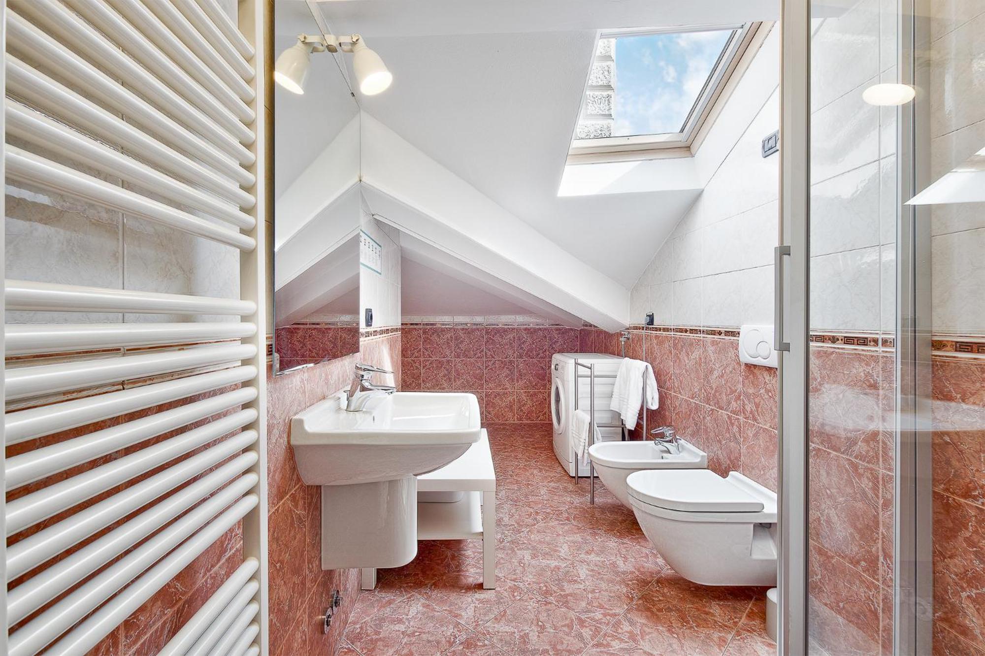 Attic In Center + Parking *
